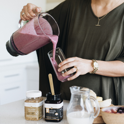 A lady pouring a smoothie with bee pollen and Manuka UMF 5+ MGO 83+ 